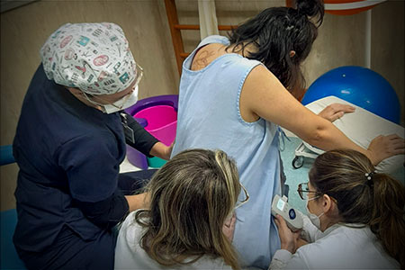 A confiança entre doula e gestante floresce, construindo um vínculo duradouro.