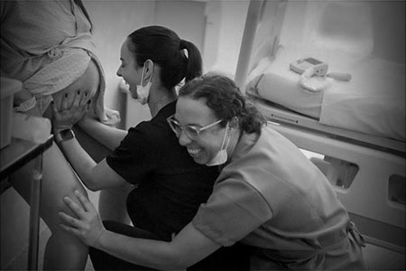 A confiança entre doula e gestante floresce, construindo um vínculo duradouro.